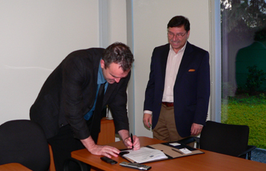 Anthony Beasley, Director de NRAO, y José Palacios, Presidente del Directorio de REUNA, firmando el acuerdo.